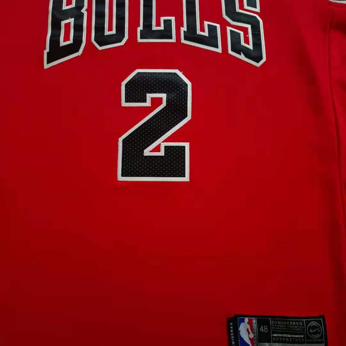 גופיית כדורסל שיקגו בולס מספר 2 אדום | כיתוב BULLS (תקריב של הבד וההדפס)