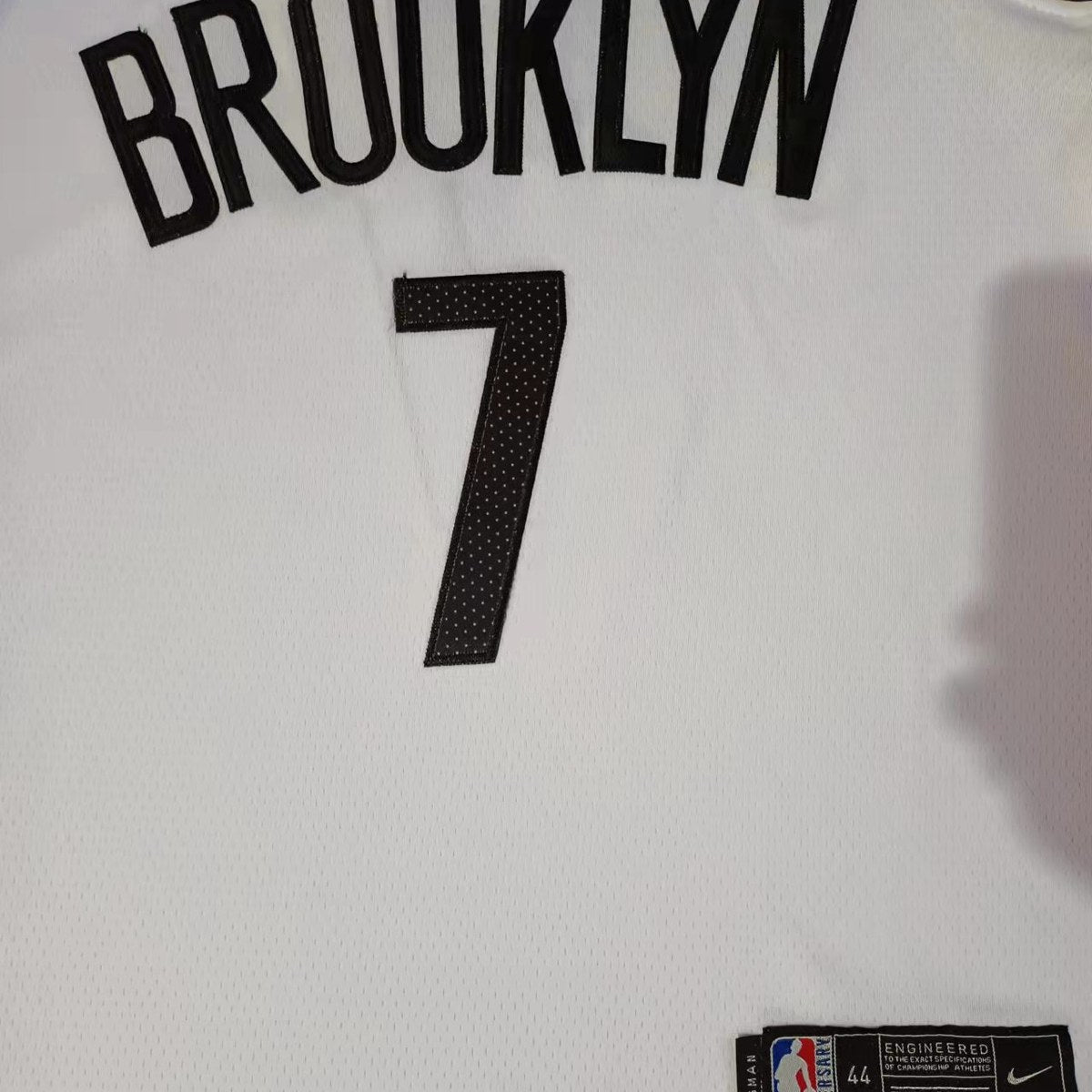 גופיית כדורסל ברוקלין נטס מספר 7 לבן | כיתוב BROOKLYN שחור (תקריב של הבד וההדפס)