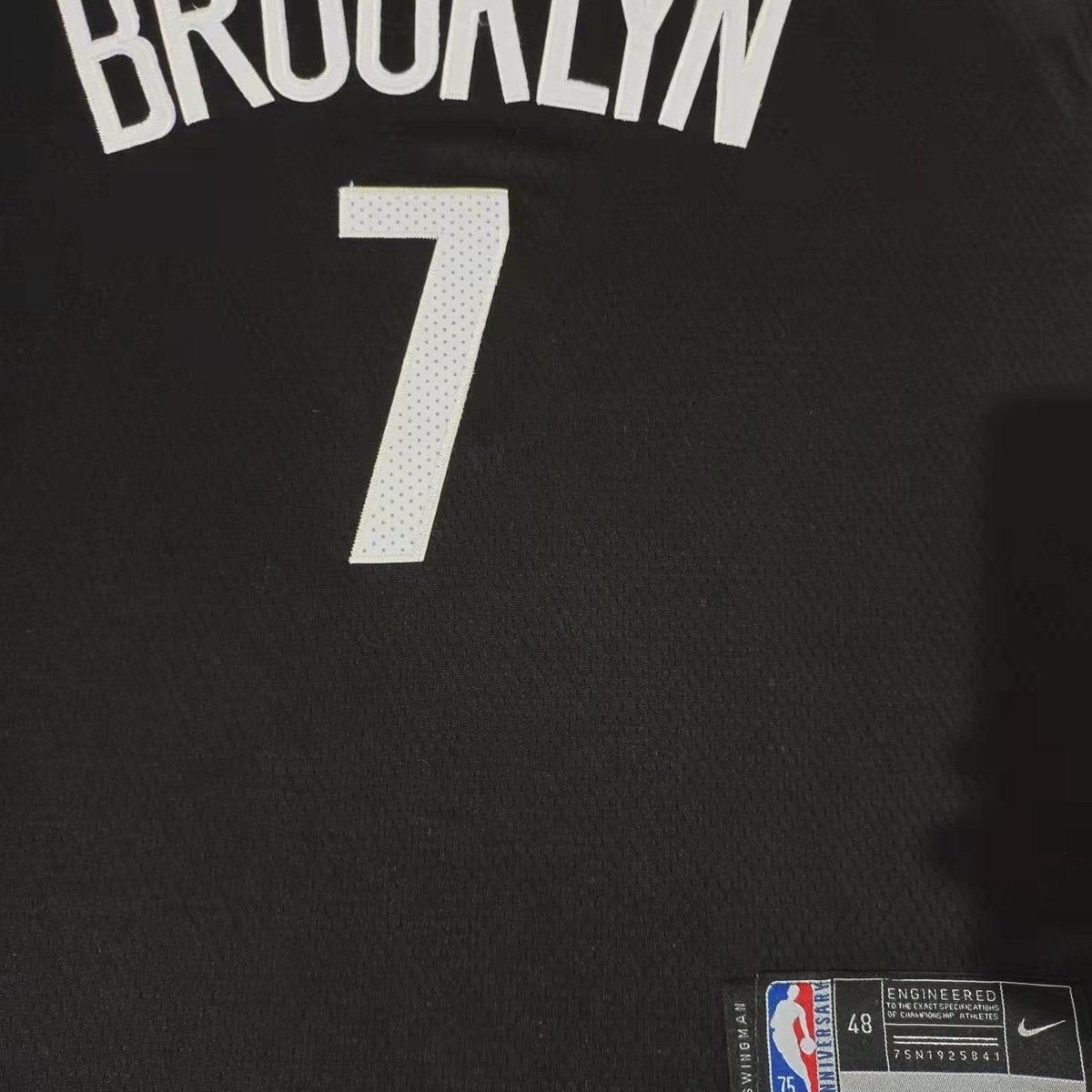 גופיית כדורסל ברוקלין נטס מספר 7 שחור | כיתוב BROOKLYN (תקריב של הבד וההדפס)