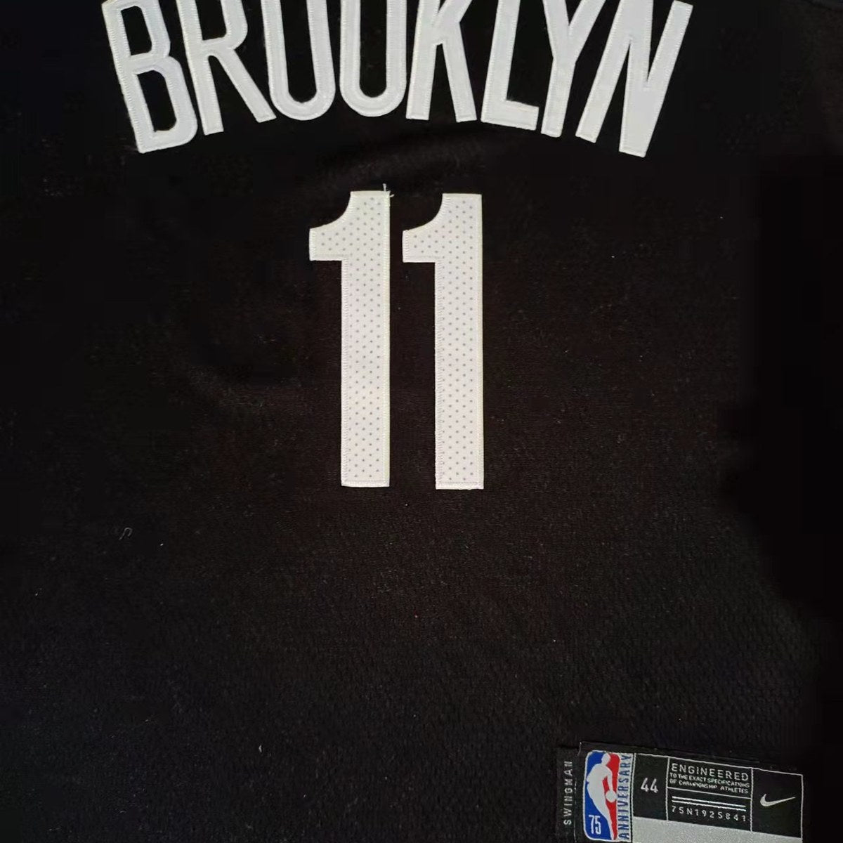 גופיית כדורסל ברוקלין נטס מספר 11 שחור | כיתוב BROOKLYN (תקריב של הבד וההדפס)