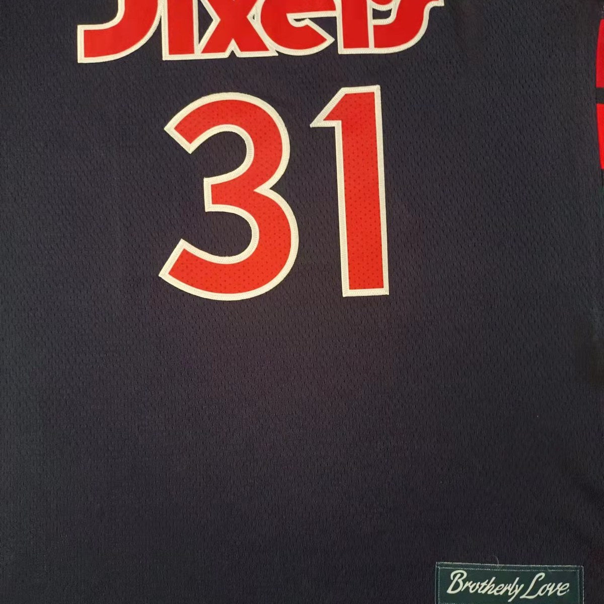 גופיית כדורסל פילדלפיה 76׳ מספר 31 כחול כהה 2022 (תקריב של הבד וההדפס)