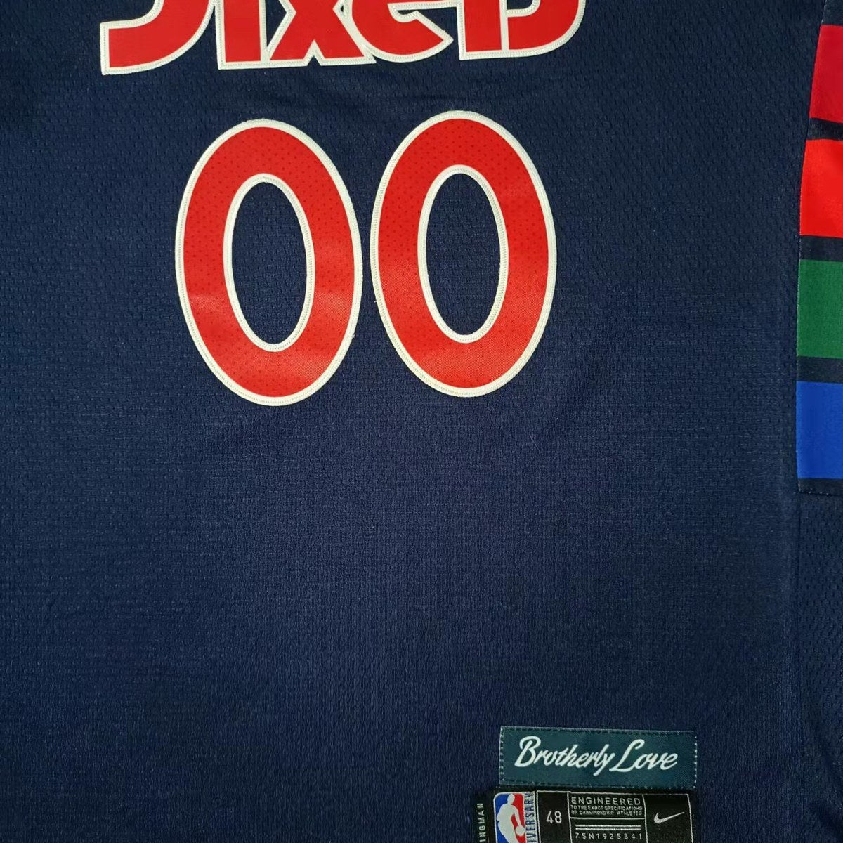 גופיית כדורסל פילדלפיה 76׳ מספר 00 כחול כהה 2022 (תקריב של הבד וההדפס)