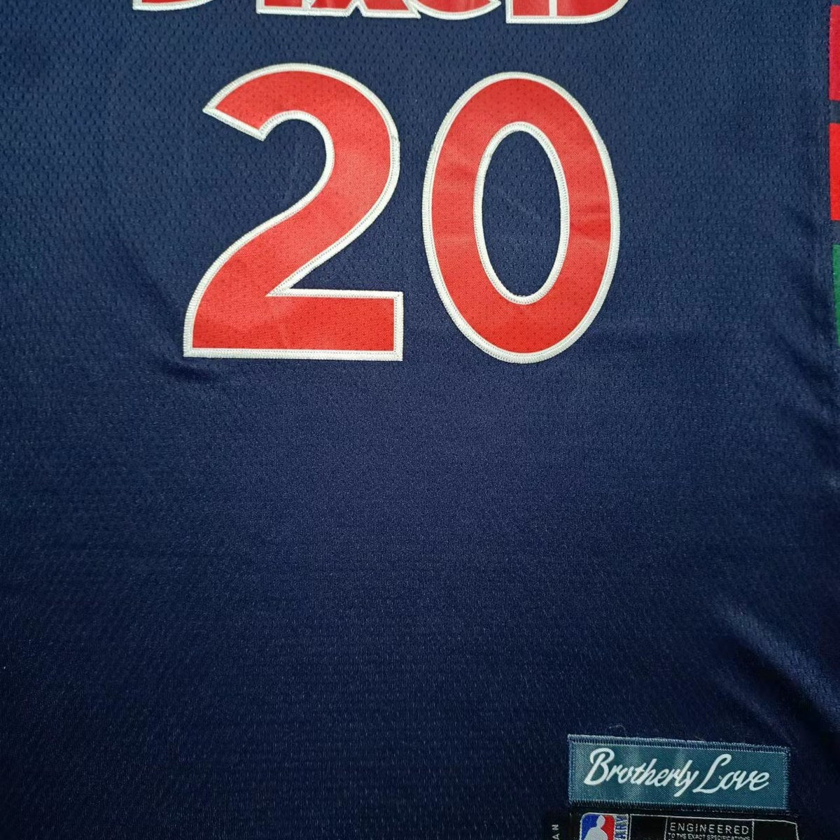 גופיית כדורסל פילדלפיה 76׳ מספר 20 כחול כהה 2022 (תקריב של הבד וההדפס)