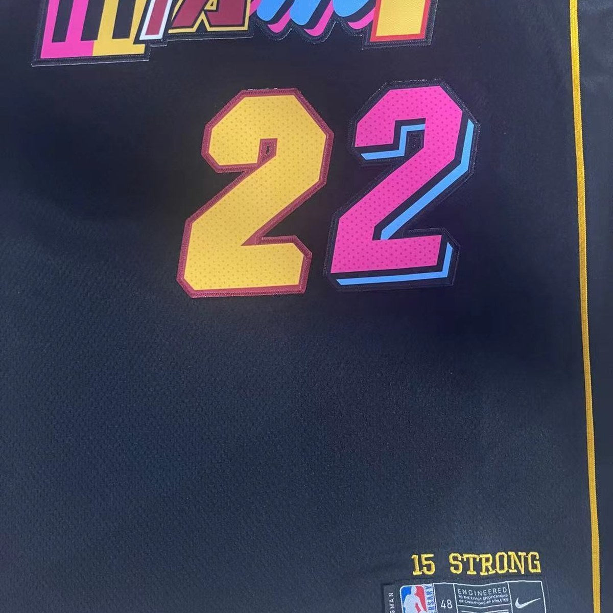 גופיית כדורסל מיאמי היט מספר 22 שחור 2022 (תקריב של הבד וההדפס)