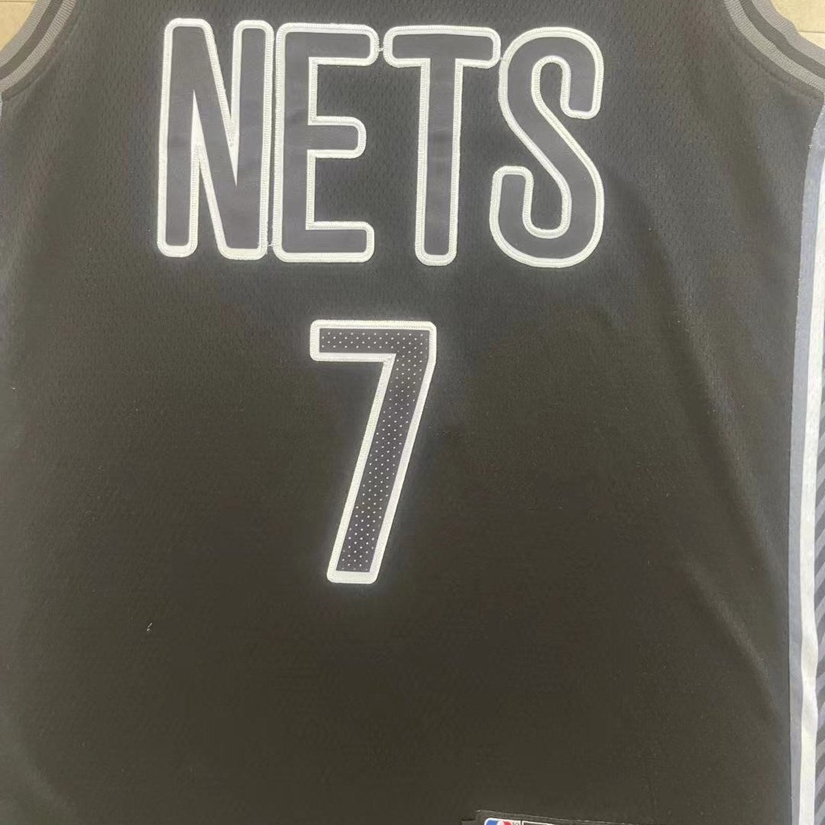 גופיית כדורסל ברוקלין נטס מספר 7 שחור | כיתוב NETS (תקריב של הבד וההדפס)