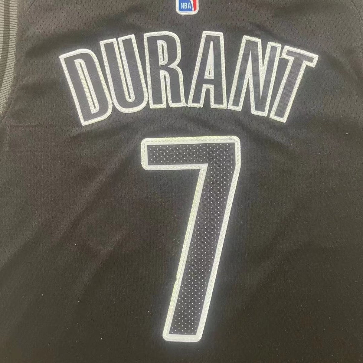 גופיית כדורסל ברוקלין נטס מספר 7 שחור | כיתוב NETS (תקריב של הבד וההדפס)