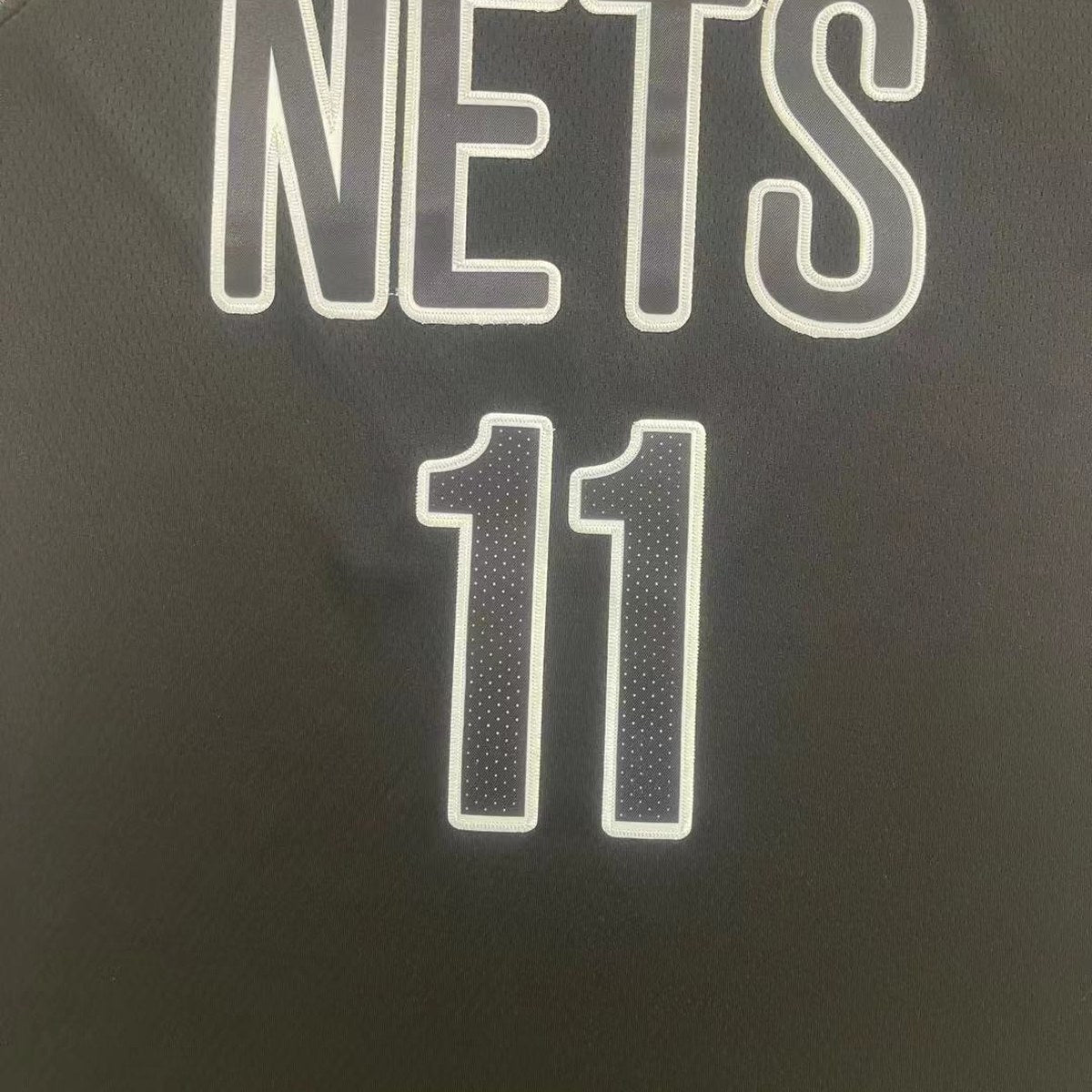 גופיית כדורסל ברוקלין נטס מספר 11 שחור | כיתוב NETS ופסי צד מפוספסים (תקריב של הבד וההדפס)