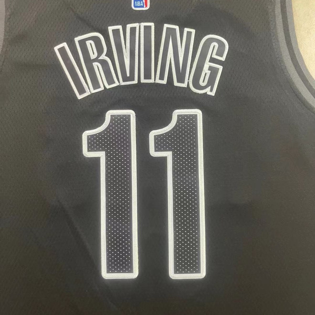 גופיית כדורסל ברוקלין נטס מספר 11 שחור | כיתוב NETS ופסי צד מפוספסים (תקריב של הבד וההדפס)