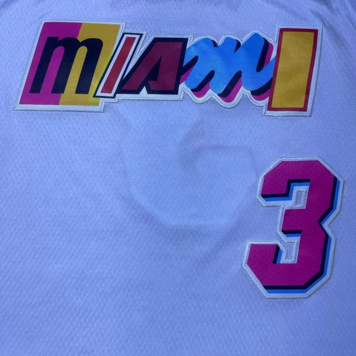 גופיית כדורסל מיאמי היט מספר 3 לבן 2022 (תקריב של הבד וההדפס)