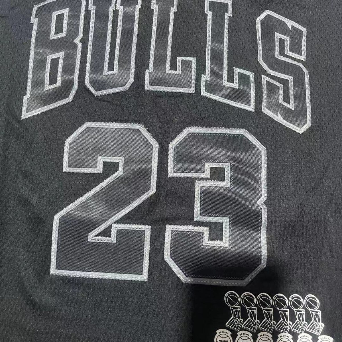 גופיית כדורסל שיקגו בולס מספר 23 שחור | כיתוב BULLS והדפס גביעים (תקריב של הבד וההדפס)