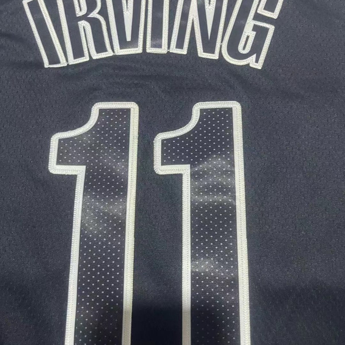 גופיית כדורסל ברוקלין נטס מספר 11 שחור | כיתוב NETS ותג 6 (תקריב של הבד וההדפס)
