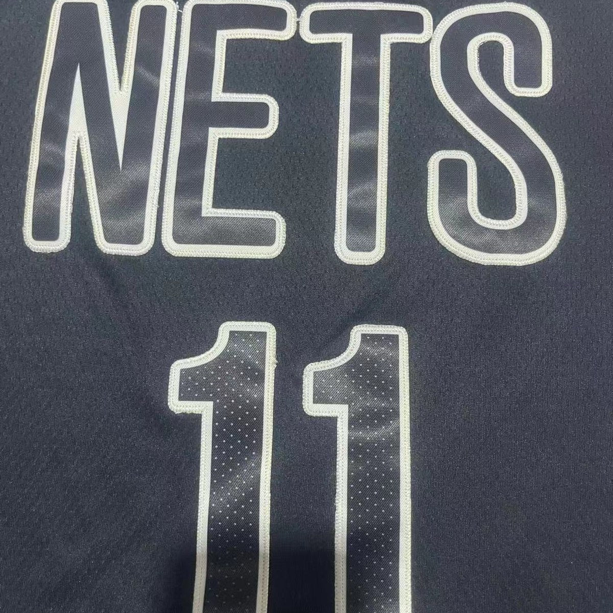 גופיית כדורסל ברוקלין נטס מספר 11 שחור | כיתוב NETS ותג 6 (תקריב של הבד וההדפס)