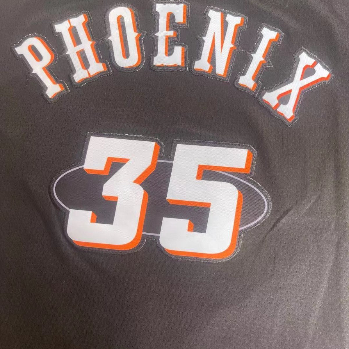 גופיית כדורסל פיניקס סאנס מספר 35 שחור | כיתוב PHOENIX (תקריב של הבד וההדפס)