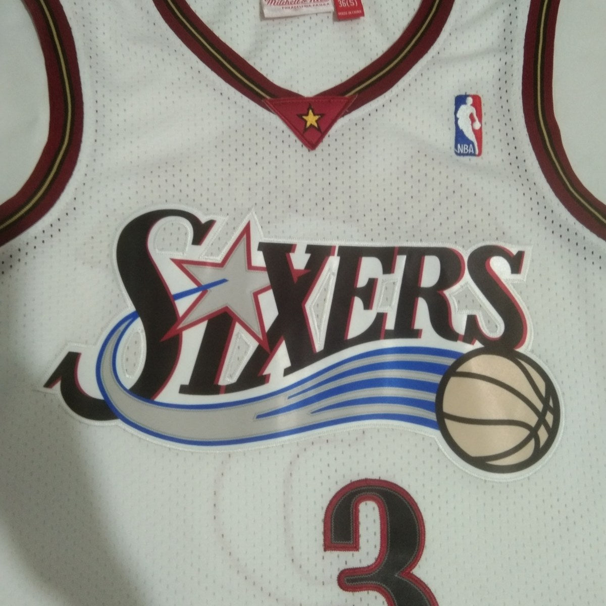 גופיית כדורסל פילדלפיה 76׳ מספר 3 לבן רטרו | סמל Sixers וכדור (תקריב של הבד וההדפס)
