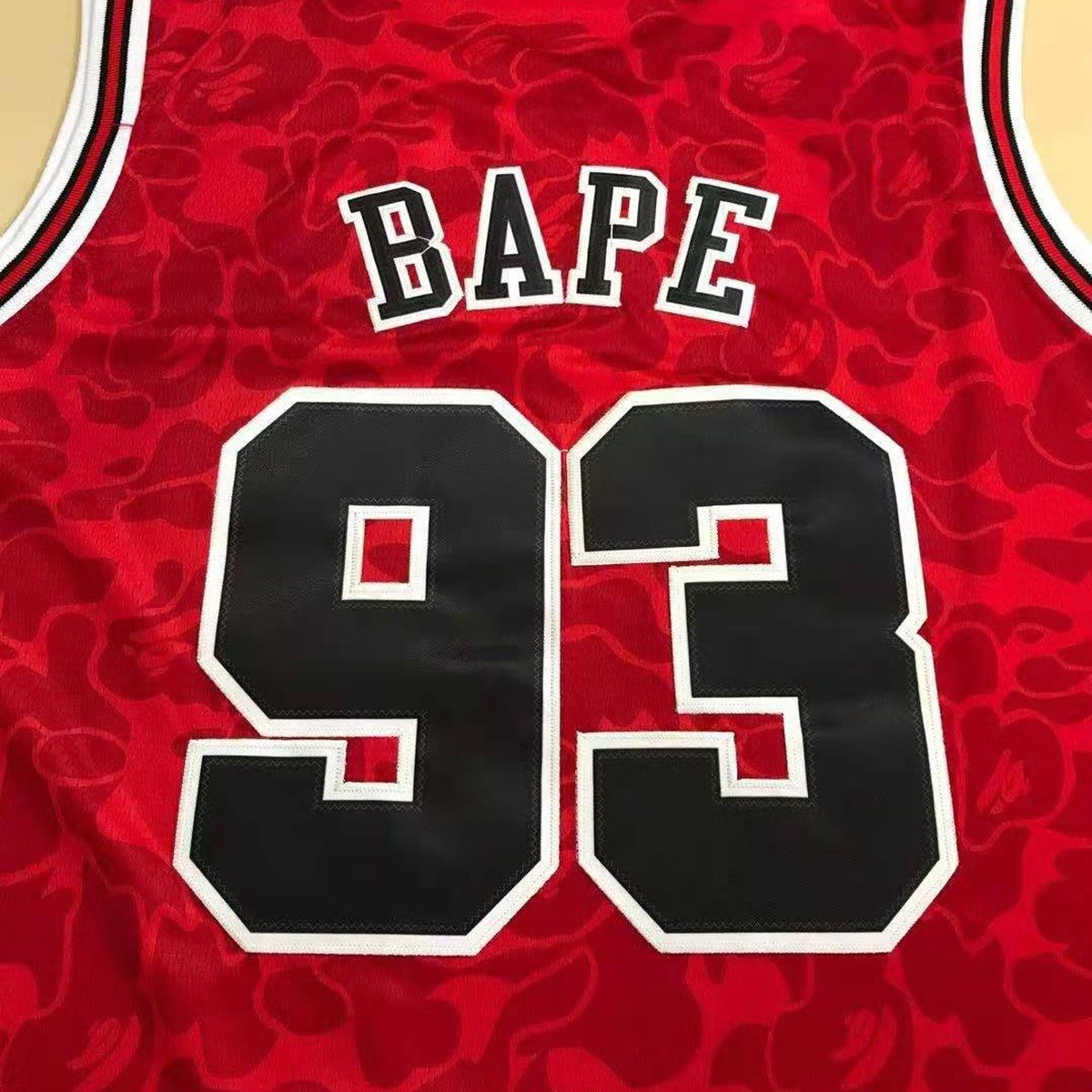 גופיית כדורסל BAPE אדום מהדורה משותפת (תקריב של הבד וההדפס)