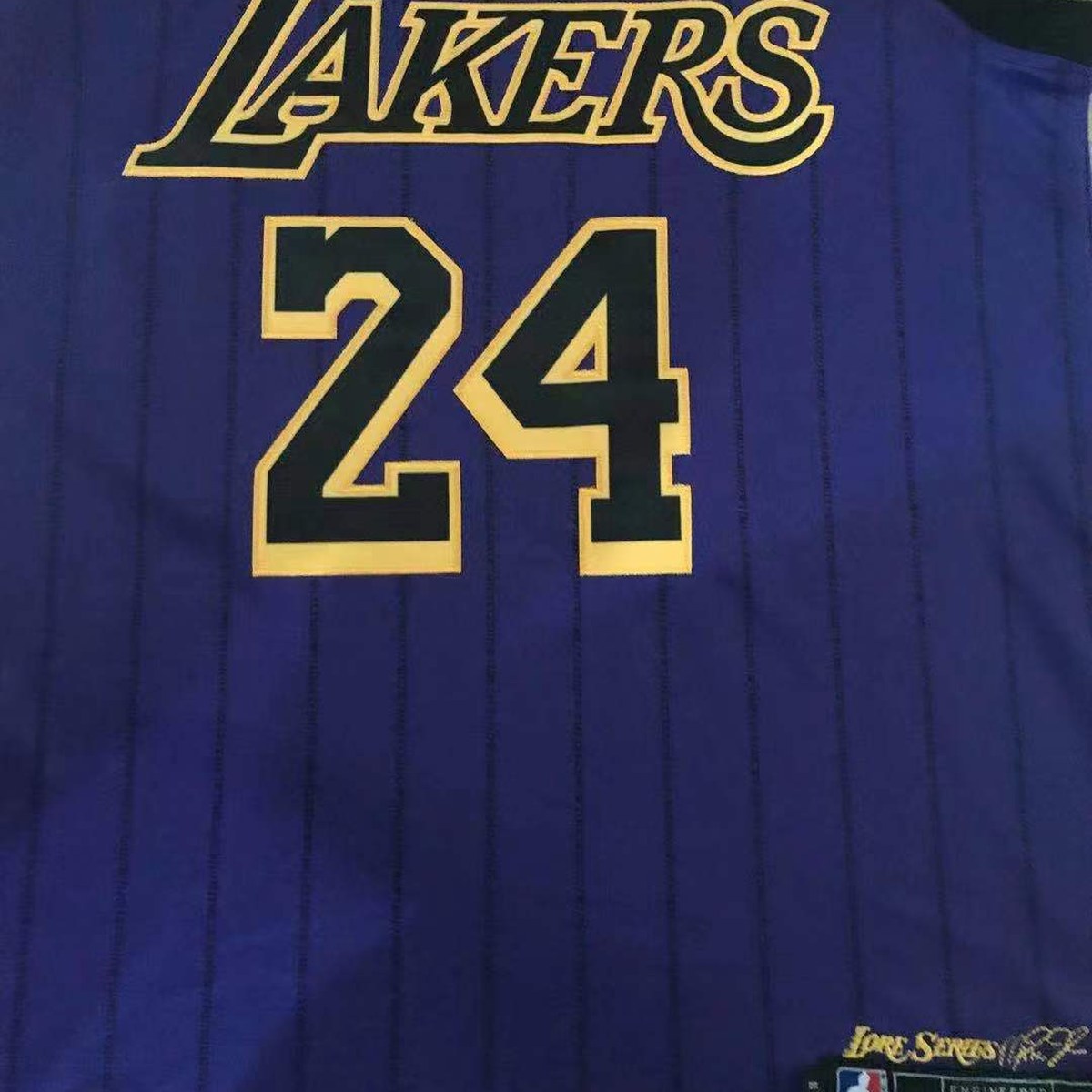 גופיית כדורסל לוס אנג׳לס לייקרס מספר 24 סגול מהדורת עיר פסים (תקריב של הבד וההדפס)