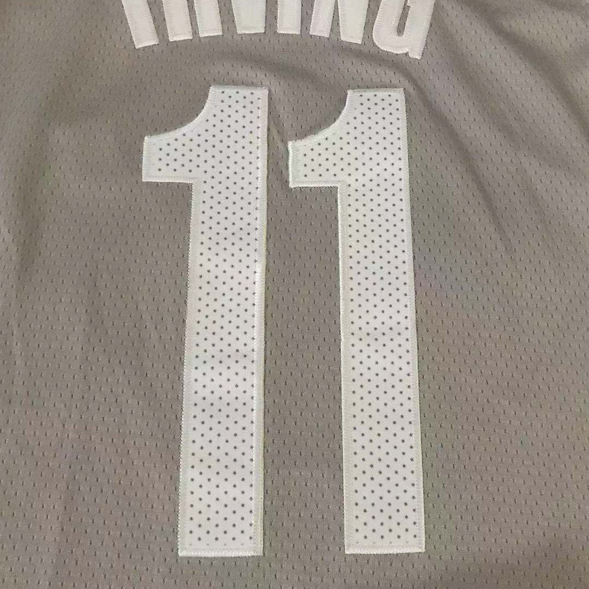 גופיית כדורסל ברוקלין נטס מספר 11 אפור (תקריב של הבד וההדפס)