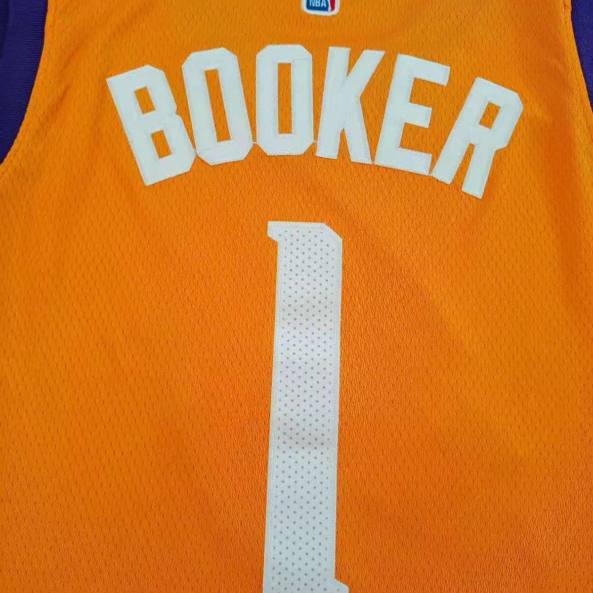 גופיית כדורסל פיניקס סאנס מספר 1 כתום 2021 (תקריב של הבד וההדפס)