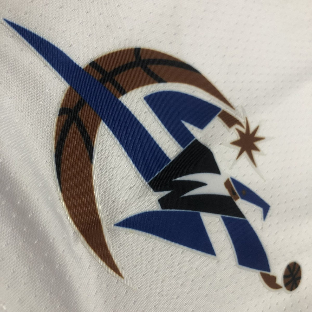 מכנסי כדורסל וושינגטון וויזארדס לבן רטרו 2023 (תקריב של הבד וההדפס)