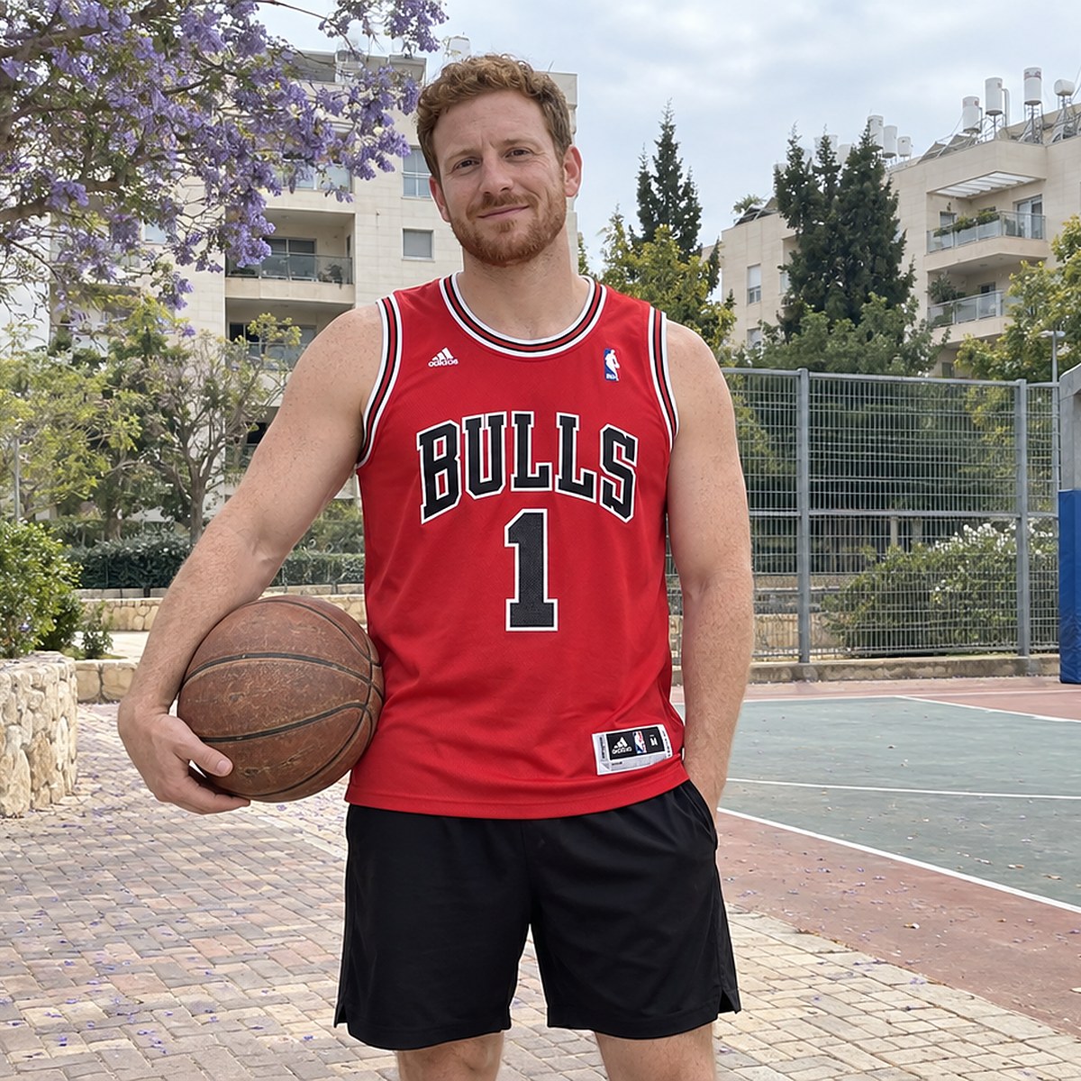 גופיית כדורסל שיקגו בולס מספר 1 אדום | תג תחתון לבן – צילום אווירה