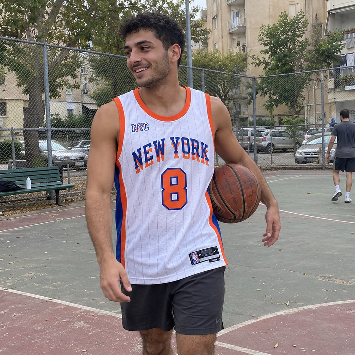 גופיית כדורסל ניו יורק ניקס מספר 8 פסים – צילום אווירה