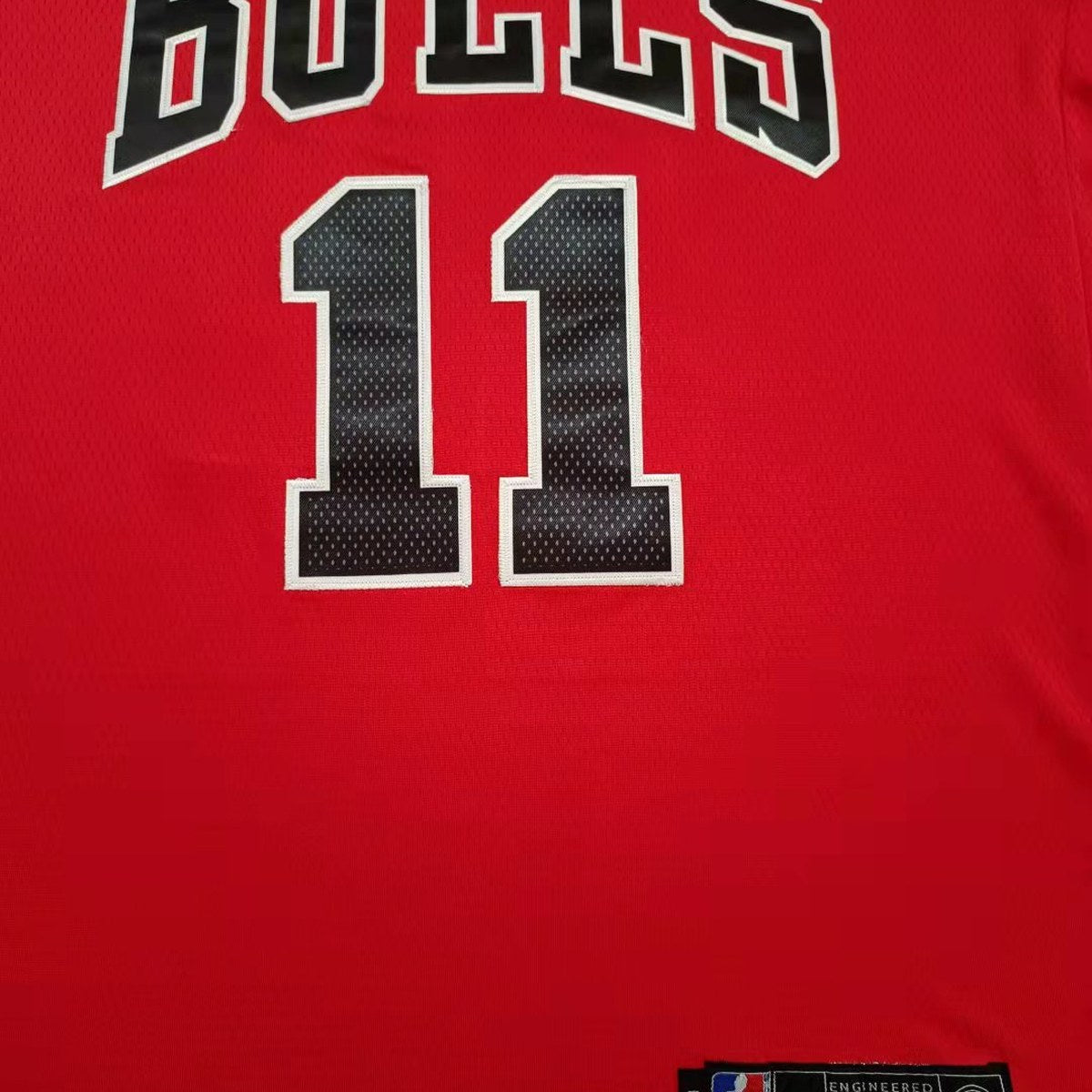גופיית כדורסל שיקגו בולס מספר 11 אדום | כיתוב BULLS (תקריב של הבד וההדפס)