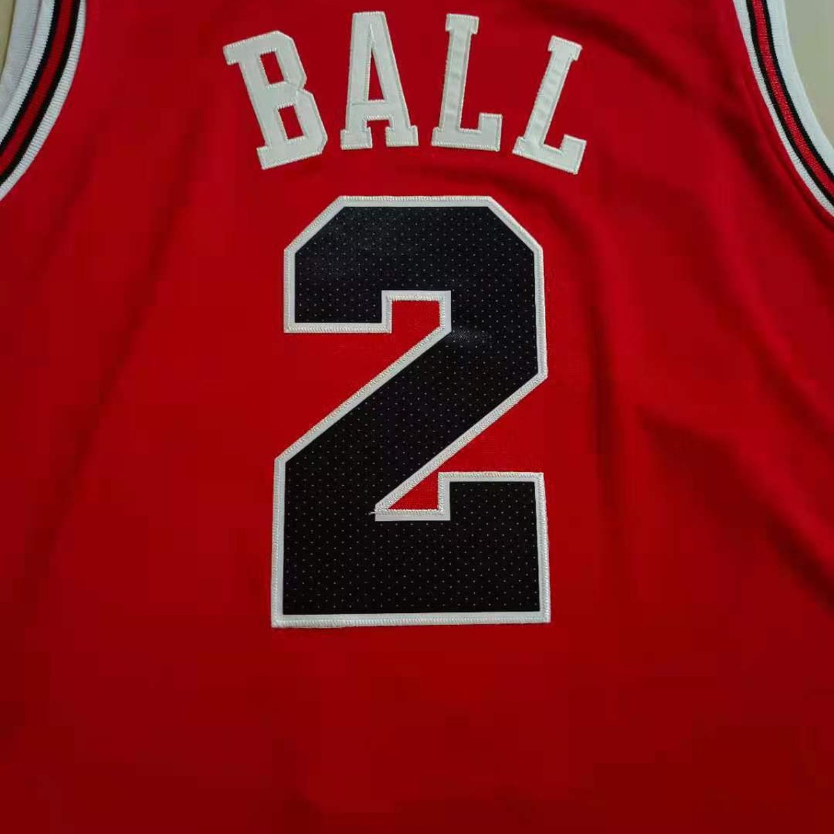 גופיית כדורסל שיקגו בולס מספר 2 אדום | כיתוב BULLS (תקריב של הבד וההדפס)